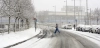 Varias personas caminan entre la nieve en una calle de Vitoria, País Vasco (España), el 6 de enero de 2026 / Foto: EP