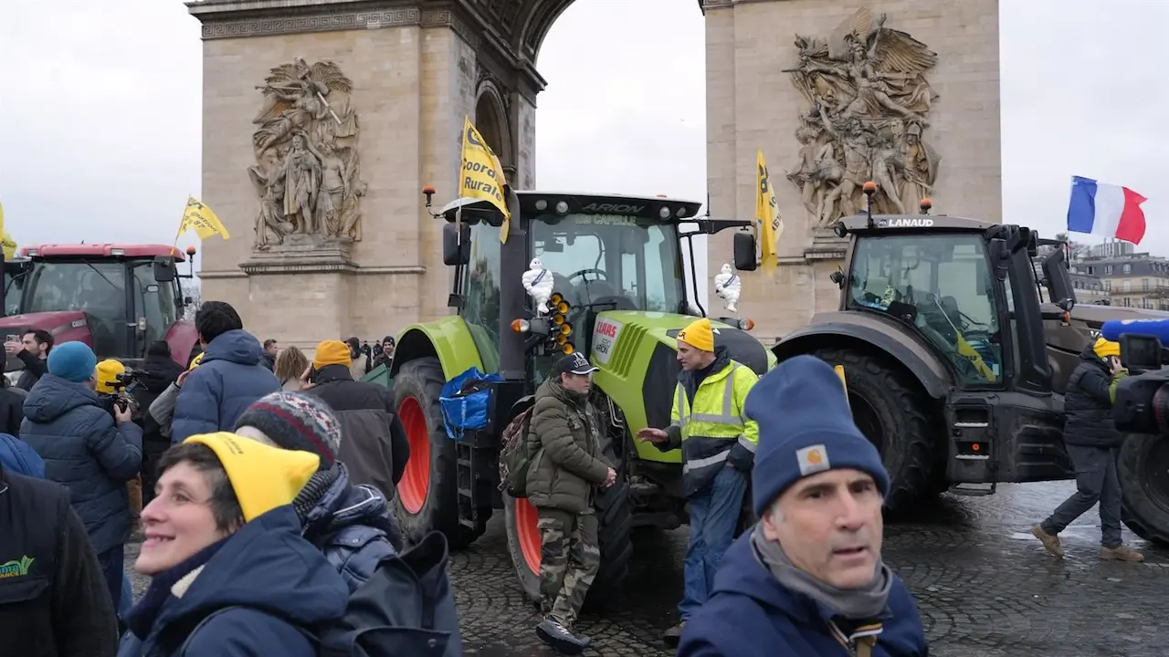 Agricultores se manifiestan en el centro de París contra el acuerdo UE‑Mercosur, un día antes de su firma en Bruselas / Foto: EP