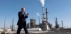 El dominio energético subordina las decisiones sobre el clima. Donald Trump durante un evento en una refinería en Dakota del Norte (EEUU) / Foto: The White House/D. Myles Cullen (Wikimedia Commons/Public domain) El dominio energético subordina las decisiones sobre el clima. Donald Trump durante un evento en una refinería en Dakota del Norte (EEUU) / Foto: The White House/D. Myles Cullen (Wikimedia Commons/Public domain)