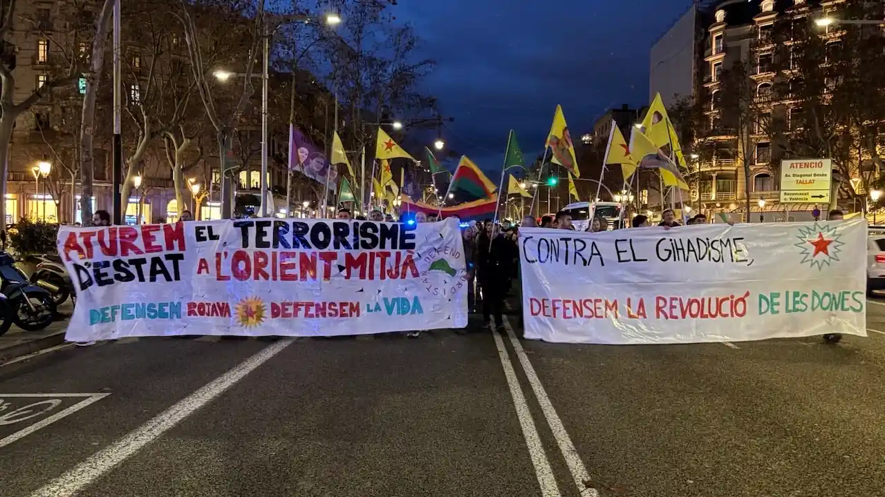 Manifestantes en Barcelona exigen el fin de los ataques en Rojava y la violencia contra el pueblo kurdo / Foto: DKE