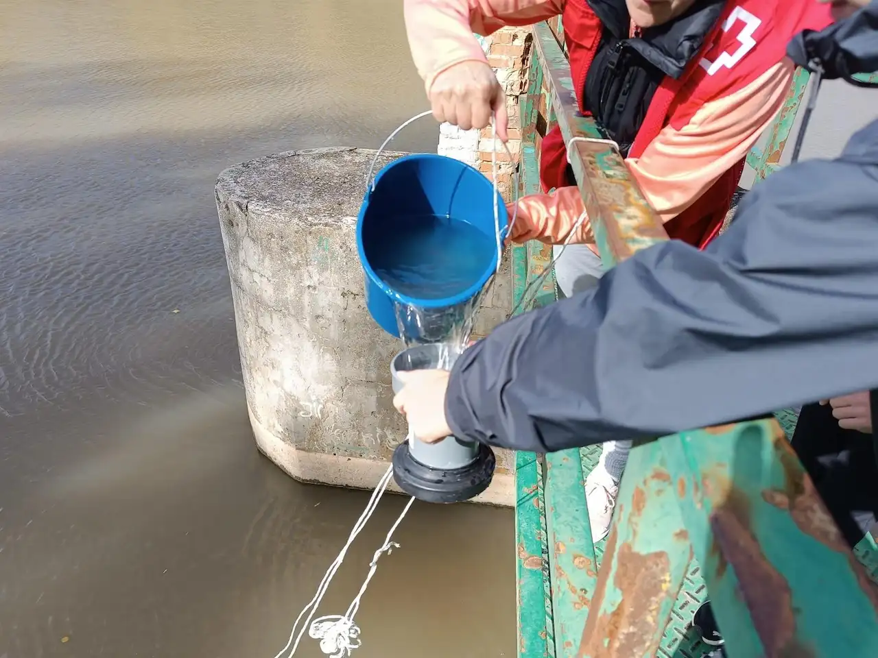 Confirman microplásticos en la mayoría de los ríos y playas de España / Foto: (HyT), Cruz Roja Española y el Proyecto LIBERA