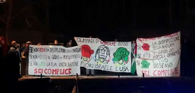 Manifestantes muestran una pancarta con la leyenda ‘Olimpiadas sangrientas, fuera Israel y Estados Unidos’ mientras protestan durante un evento de la antorcha olímpica en el Gran Canal de Venecia, Italia, el 22 de enero de 2026