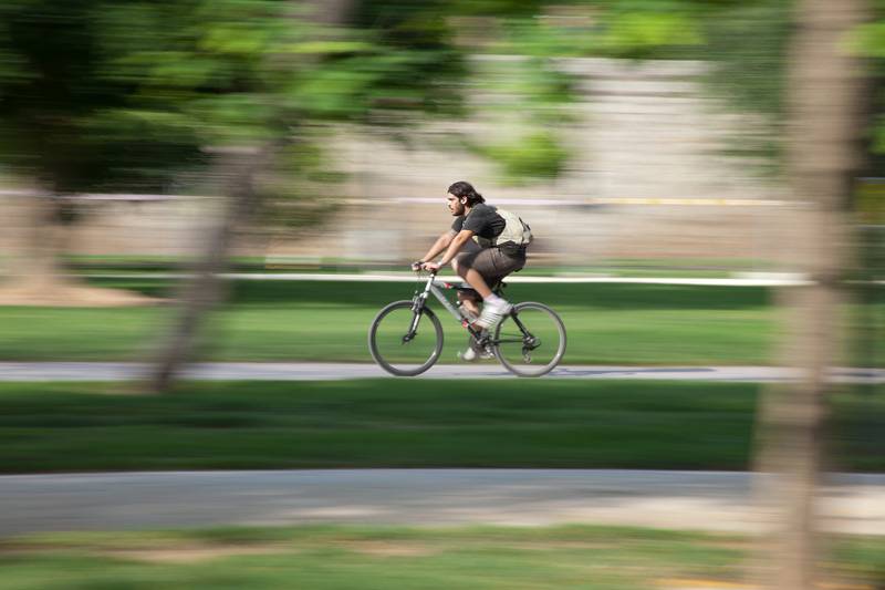 Un ciudadano viaja en bicicleta por Valencia / Foto: Helena Olcina