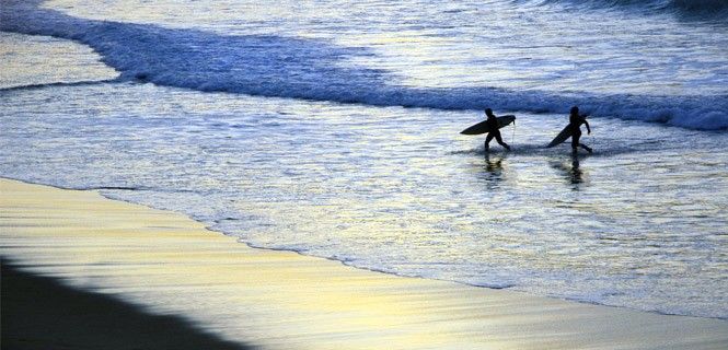 Dos surferos en una playa del País Vasco / Foto: Agrotravel