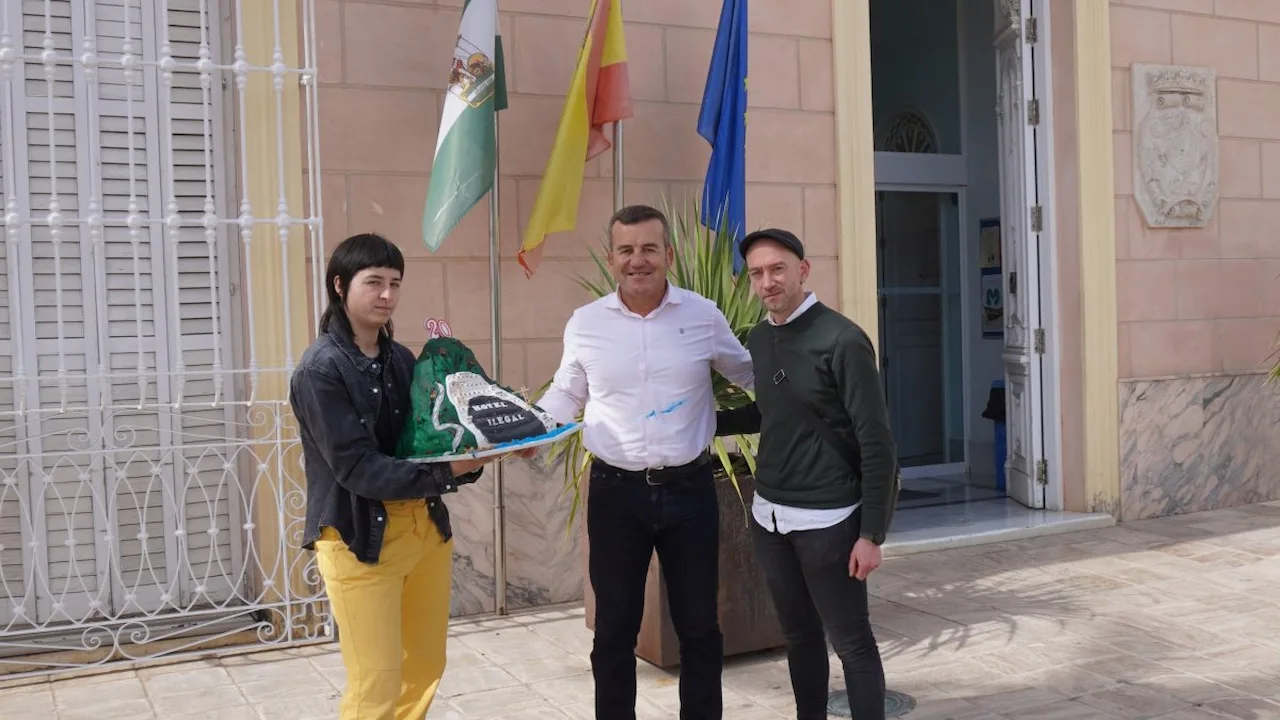 Greenpeace entrega al alcalde de Carboneras una tarta de El Algarrobico, comemora 20 años de "hotel ilegal" / Foto: Greenpeace Greenpeace entrega al alcalde de Carboneras una tarta de El Algarrobico, comemora 20 años de "hotel ilegal" / Foto: Greenpeace