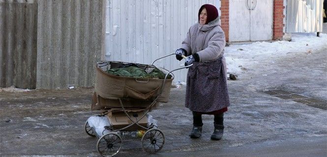 Una mujer con pocos recursos económicos en Comrat, una localidad de Moldavia / Foto: JMP