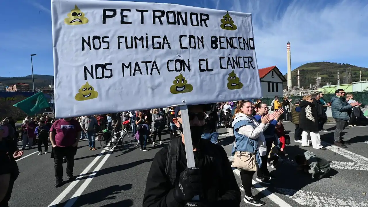 "Petronor nos fumiga con benceno". Cientos de personas salen a la calle / Foto: EP "Petronor nos fumiga con benceno". Cientos de personas salen a la calle / Foto: EP