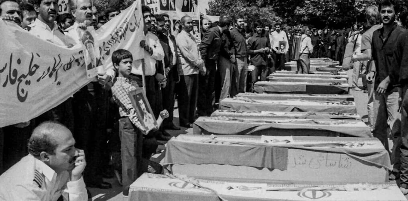 La larga guerra entre EE. UU. e Irán. Un grupo de iraníes lloran a las víctimas del vuelo 655 de Iran Air, un avión civil derribado por la Marina de los Estados Unidos el 3 de julio de 1988 / Foto: IRNA/Wikimedia Commons La larga guerra entre EE. UU. e Irán. Un grupo de iraníes lloran a las víctimas del vuelo 655 de Iran Air, un avión civil derribado por la Marina de los Estados Unidos el 3 de julio de 1988 / Foto: IRNA/Wikimedia Commons