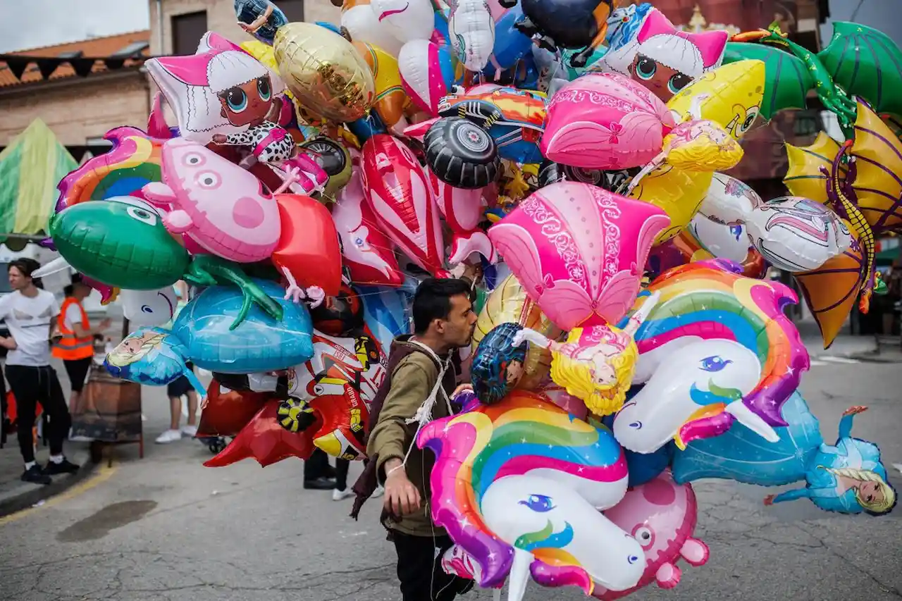Reforzar la seguridad jurídica de la normativa de gestión de residuos de toallitas húmedas y globos. Vendedor de globos / Foto: Alejandro Martínez Vélez-EP