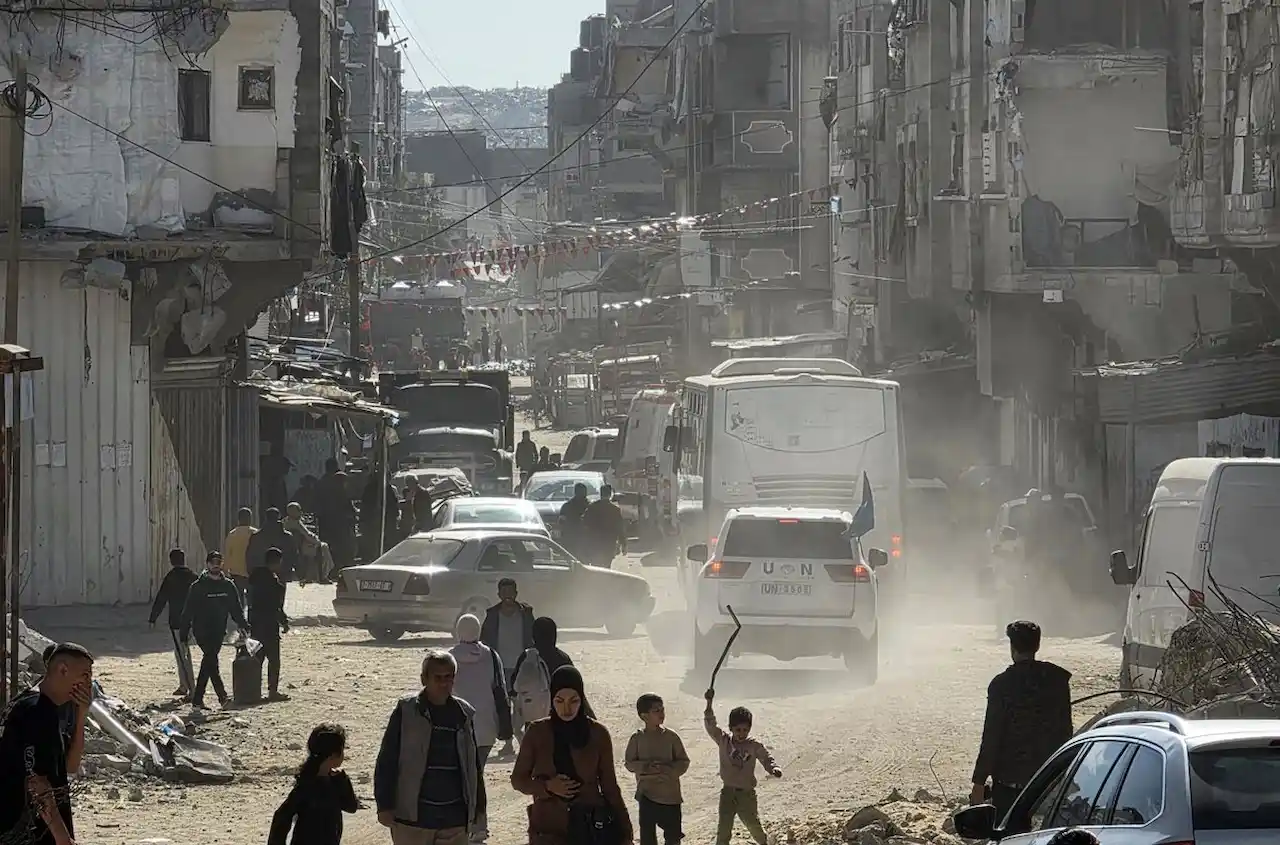Pacientes viajan para ser evacuados desde el paso fronterizo de Rafá / Foto: EP