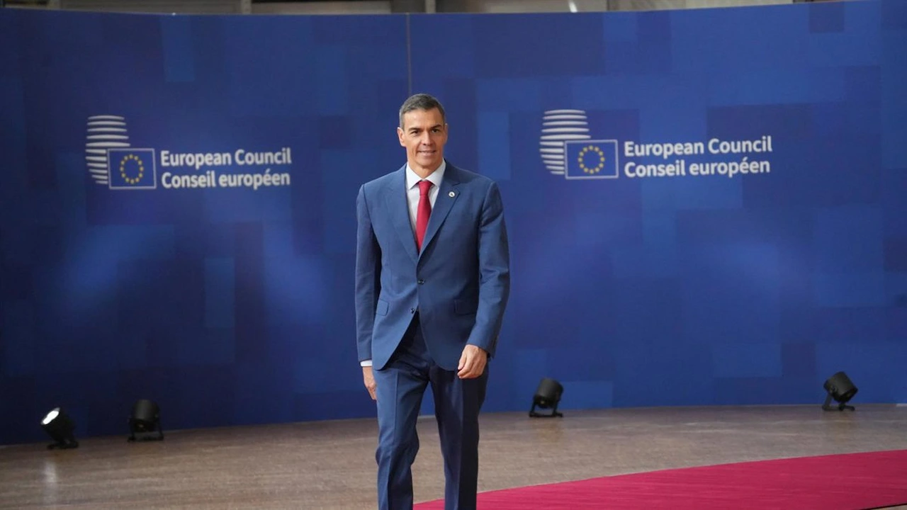 España y cuatro países piden blindar el comercio de emisiones. El presidente del Gobierno, Pedro Sánchez, a su llegada a la reunión del Consejo Europeo, a 23 de octubre de 2025 / Foto: EP