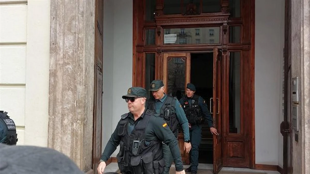 Agentes de la Guardia Civil salen tras el registro de la sede de Forestalia en Zaragoza / Foto: EP