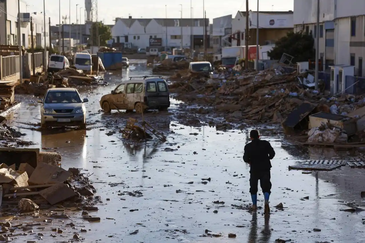 Dana de València. Una persona camina por una calle del polígono de Catarroja / Foto: Jorge Zapata - EFE
