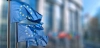 Banderas de la UE junto a una sede institucional en Bruselas / Imagen: EA