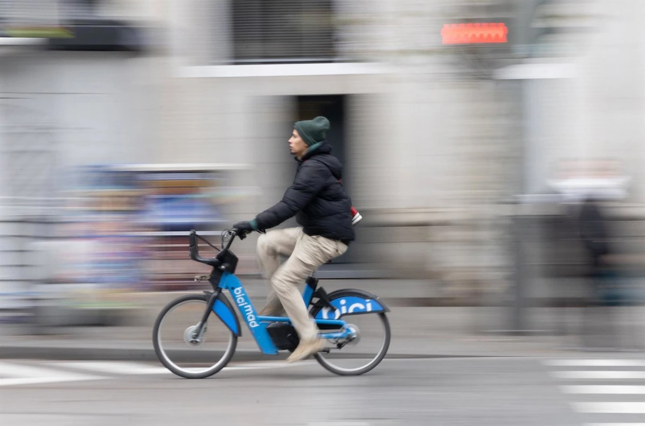 ConBici reclama incentivos para impulsar la movilidad ciclista. Usuario del servicio municipal de bicicletas (Bicimad) / Foto: Eduardo Parra-EP