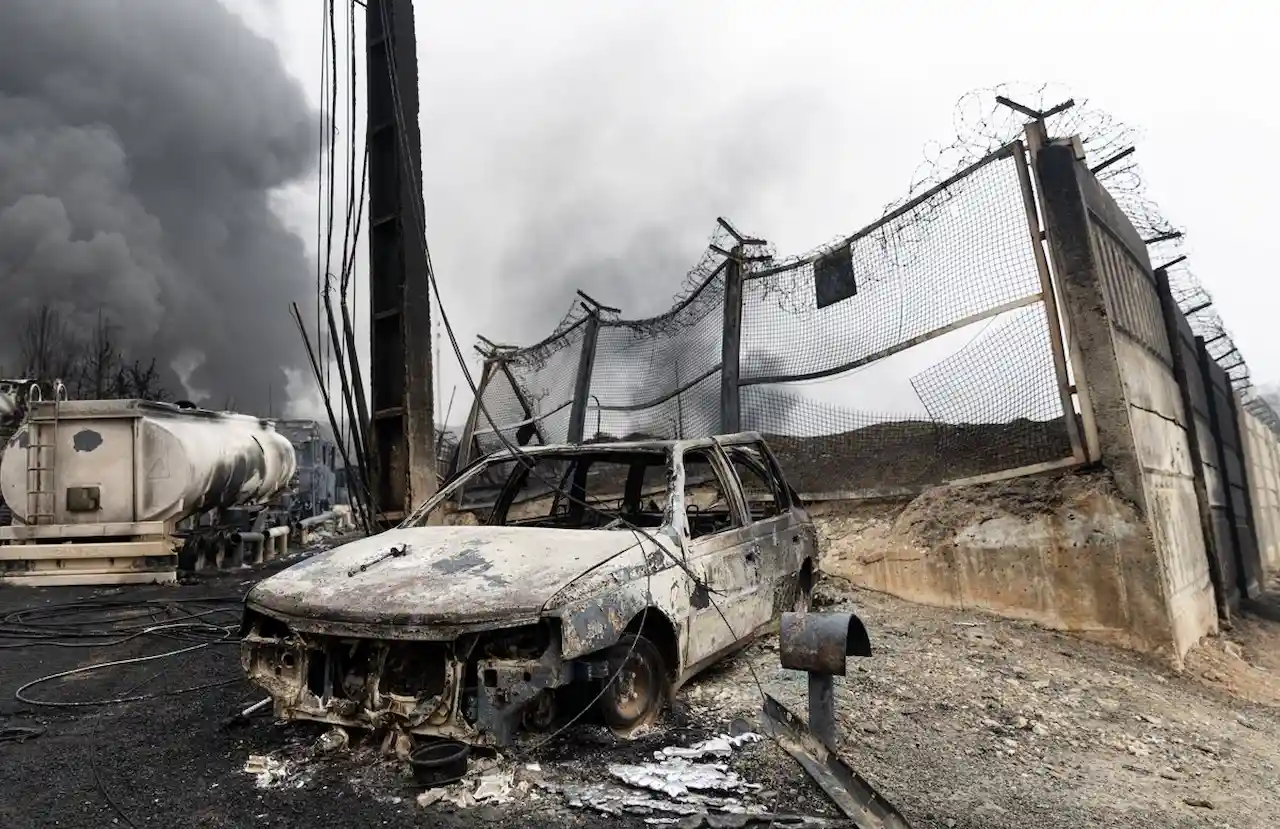 Un coche calcinado tras ataques de EE.UU. e Israel en Teherán (Irán), el 8 de marzo de 2026 / Foto: EP