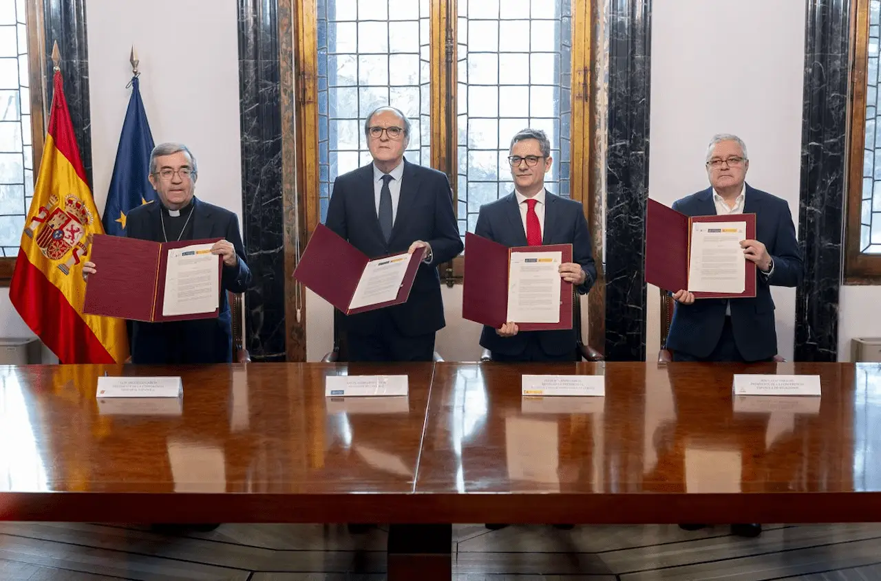 (I-D) El presidente de la CEE, Luis Argüello; el Defensor del Pueblo, Ángel Gabilondo; el ministro Félix Bolaños y el presidente de la Conferencia Española de Religiosos (CONFER) en la firma del protocolo de reparación / Foto: Alberto Ortega - EP (I-D) El presidente de la CEE, Luis Argüello; el Defensor del Pueblo, Ángel Gabilondo; el ministro Félix Bolaños y el presidente de la Conferencia Española de Religiosos (CONFER) en la firma del protocolo de reparación / Foto: Alberto Ortega - EP