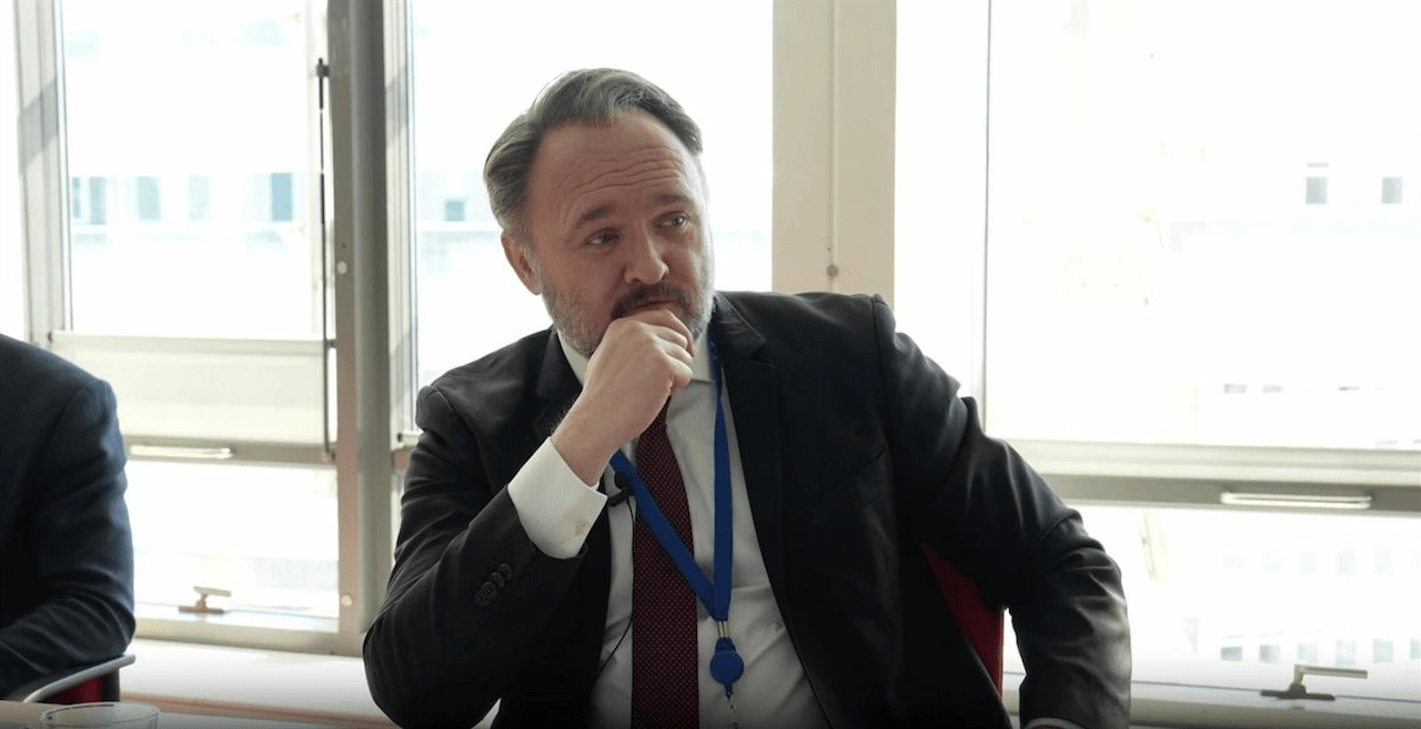 El comisario europeo de Energía y Vivienda, Dan Jorgensen, durante una entrevista con la European Newsroom en Bruselas el 18 de marzo de 2025 / Foto: EP