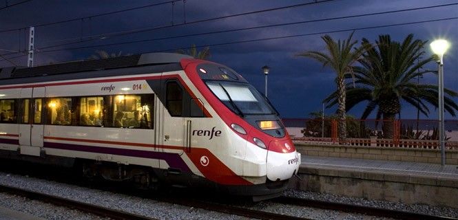 Un tren de Renfe en la estación de Masnou (Cataluña) / Foto: Josep Cano