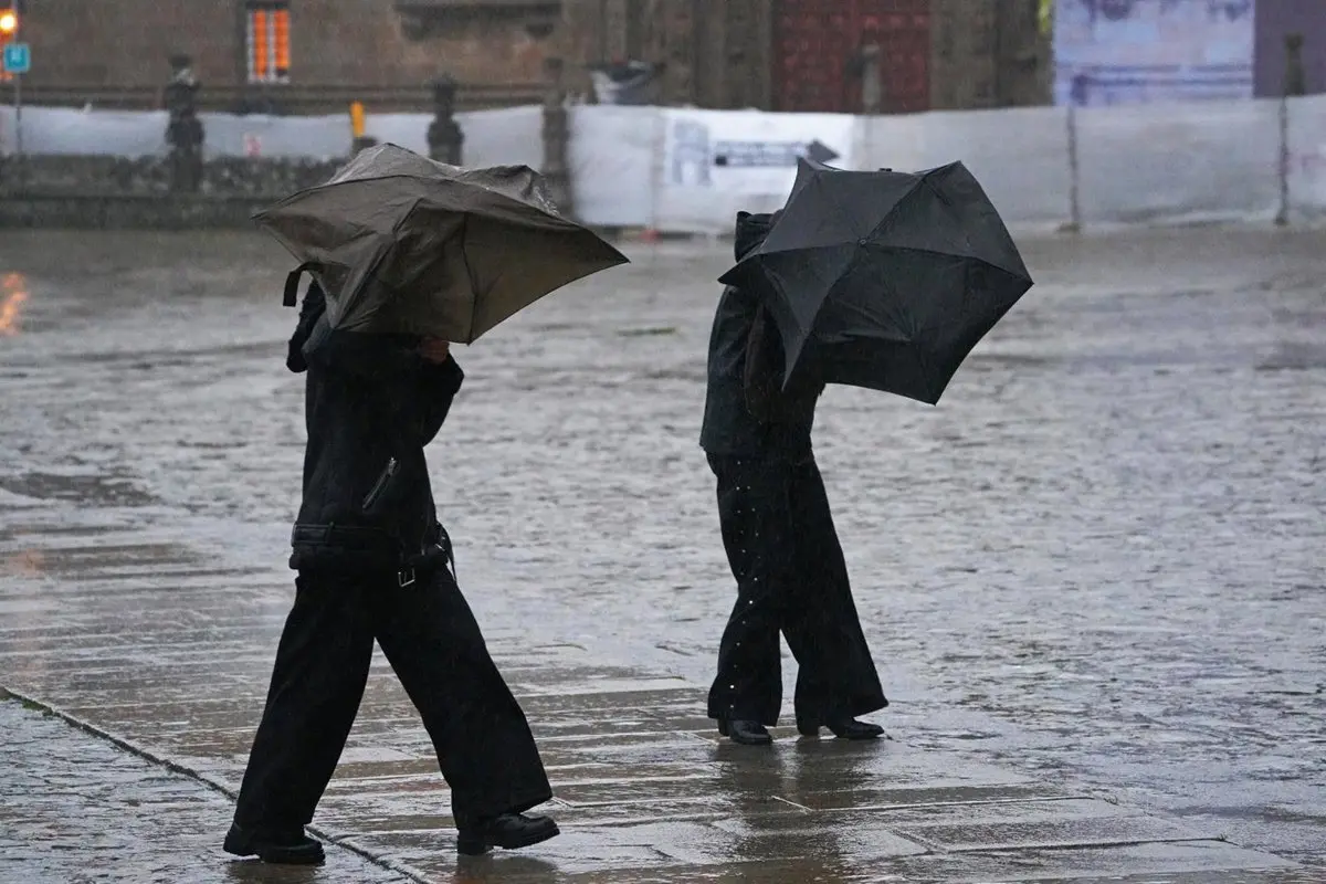 Varias personas sujetan sus paraguas bajo la lluvia en Santiago de Compostela (A Coruña) el 26 de enero de 2026 / Foto: EP Varias personas sujetan sus paraguas bajo la lluvia en Santiago de Compostela (A Coruña) el 26 de enero de 2026 / Foto: EP