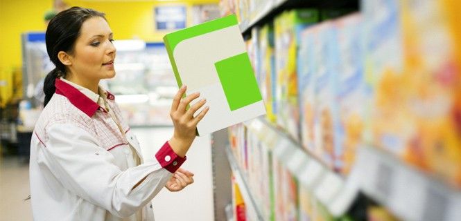 Cambio climático. Una trabajadora en la sección de cereales de un supermercado / Foto: Nullplus