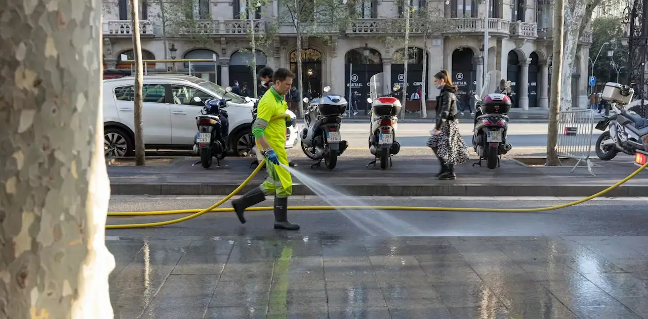 Contaminación urbana. En zonas con limpieza con agua, algunos contaminantes disminuyen / Foto: The Conversation