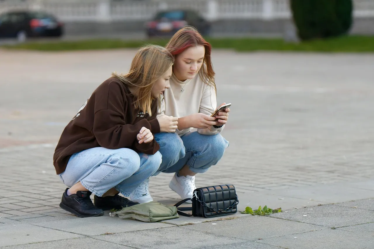 Científicos niegan que la generación Z sea menos inteligente debido al móvil / Foto: PB