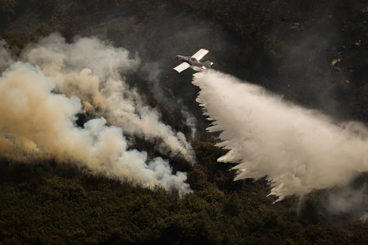 Medios aéreos extinguen el incendio en Avión (Ourense), 25 de agosto de 2025 / Foto: Adrián Irago-EP