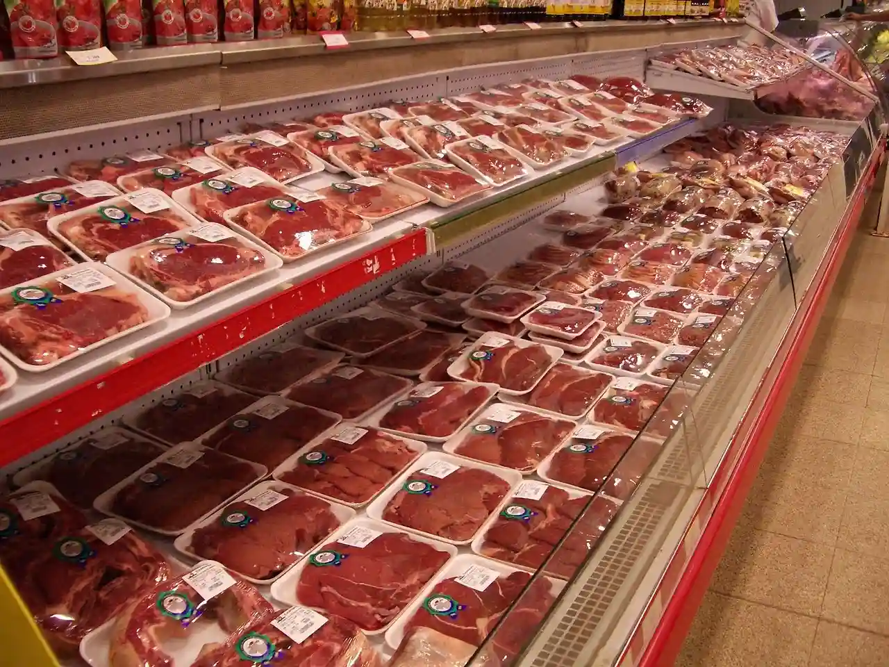 Bandejas de carne en un supermercado / Foto: PB