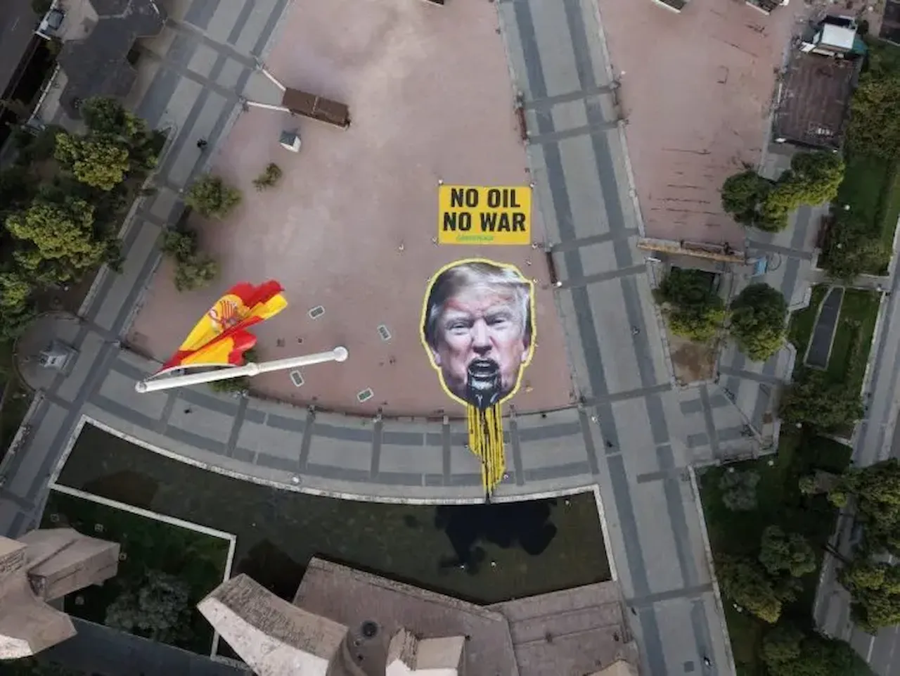 Trump vomita petróleo: 'No al petróleo, no a la guerra'. Pancarta desplegada en la plaza de Colon (Madrid) / Foto: Greenpeace