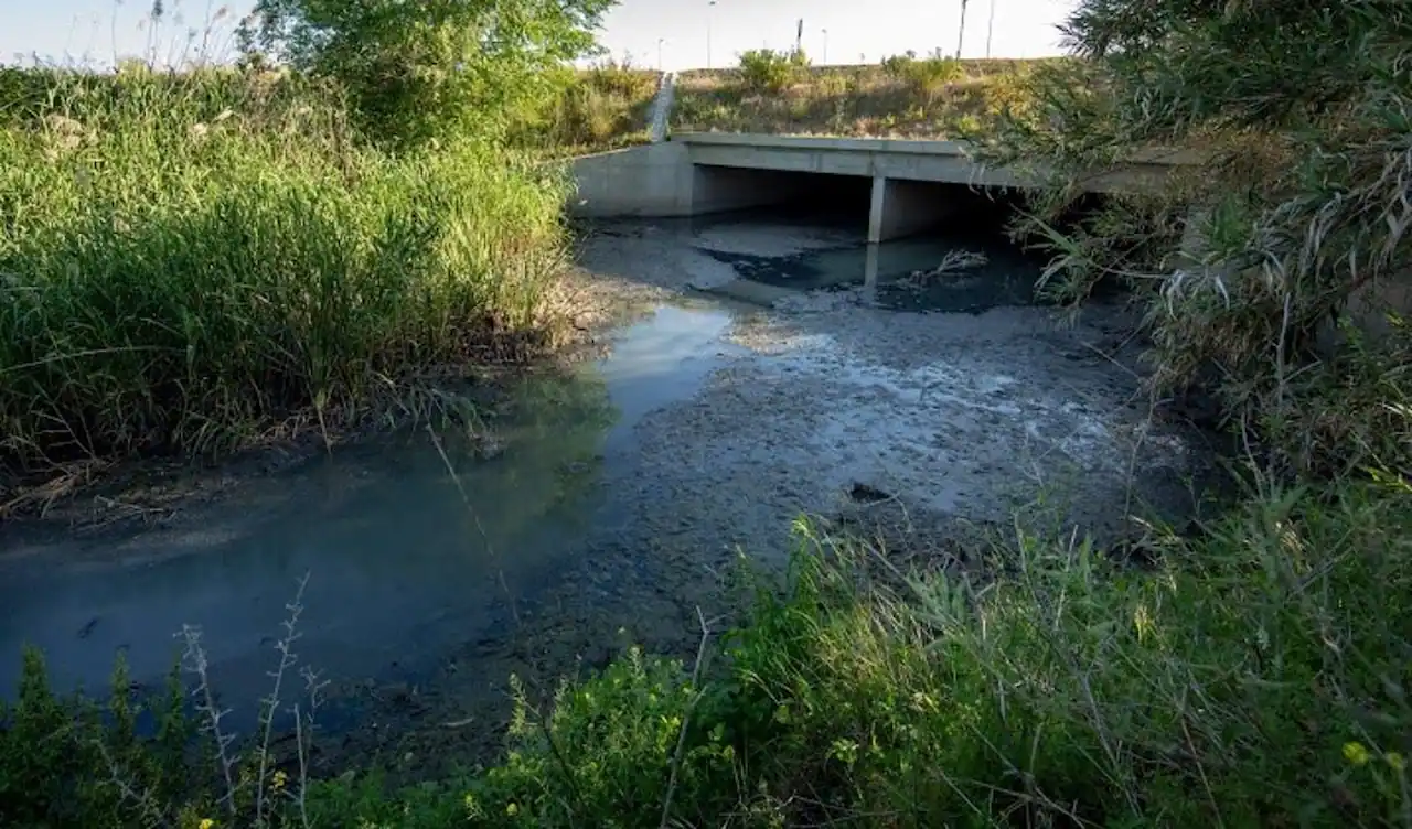 Vertidos de aguas residuales urbanas en el arroyo Almonázar, en Sevilla (Andalucía) en 2019 / Foto: Archivo - EP