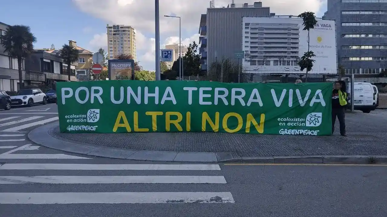 'ALTRI NON'. Protesta en Oporto contra el proyecto de macrocelulosa de Altri en Lugo / Foto: Ecoloxistas en Acción