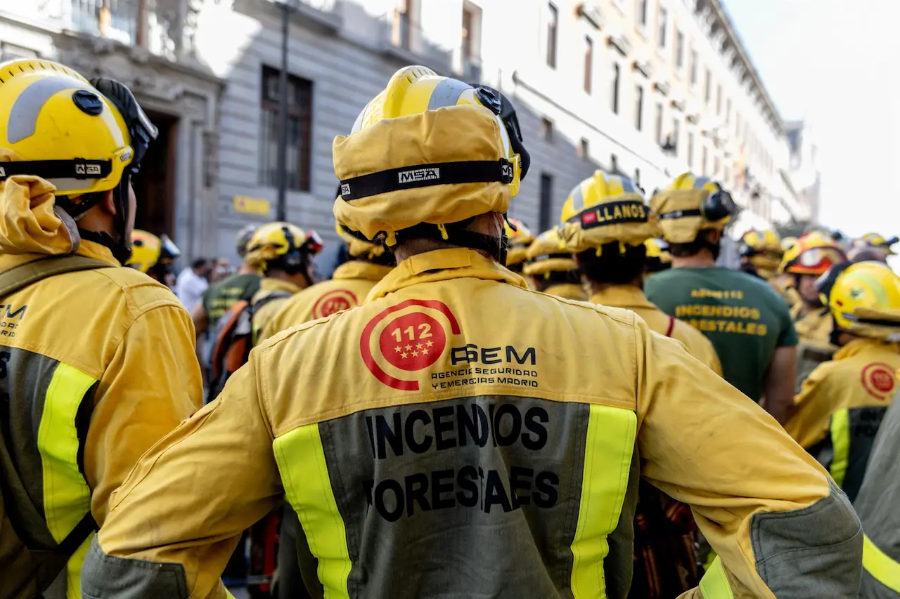 Varios bomberos forestales protestan en una concentración en Madrid frente al Ministerio de Hacienda el 3 de septiembre de 2025 / Foto: EP