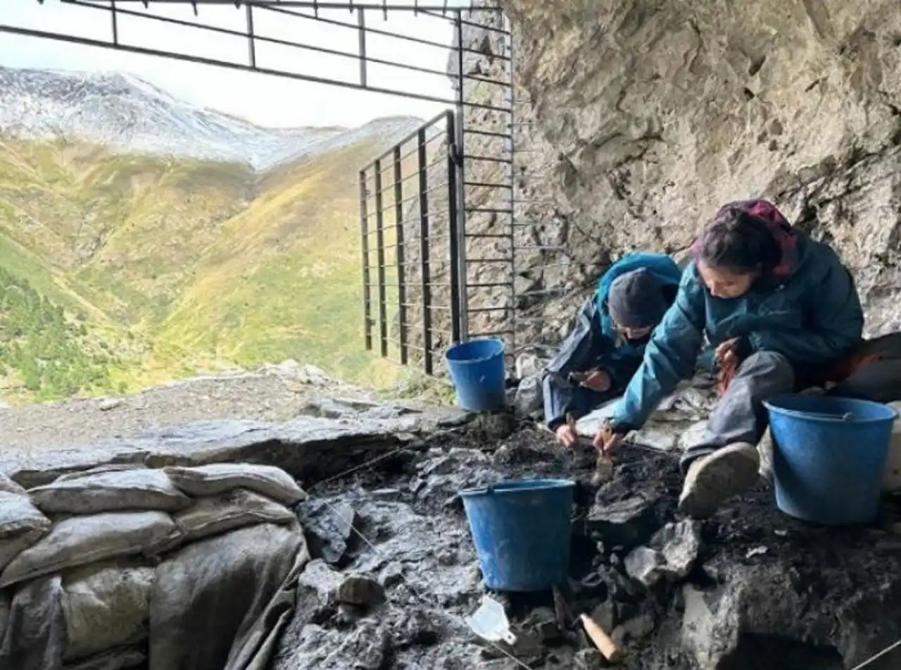 Trabajos de excavación en la Cova 338, situada a 2.235 metros de altitud en el Pirineo / Foto: EP