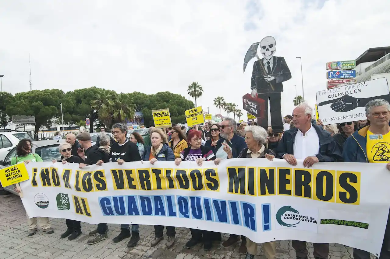 Manifestación 'No a los vertidos mineros al Guadalquivir' / Foto: Greenpeace Manifestación 'No a los vertidos mineros al Guadalquivir' / Foto: Greenpeace