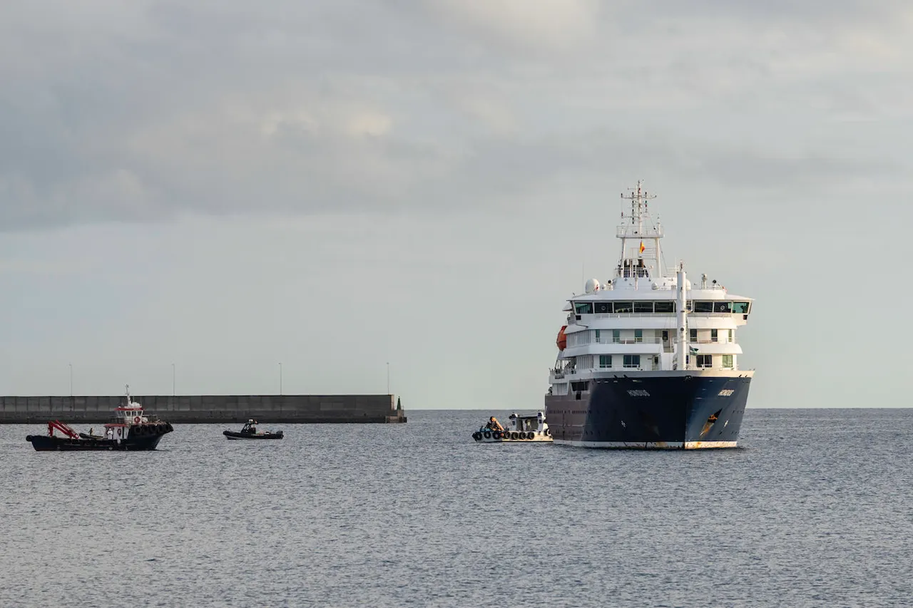 Evacuación en lancha de pasajeros del MV Hondius frente al puerto de Granadilla, en Tenerife (España) / Foto: EP