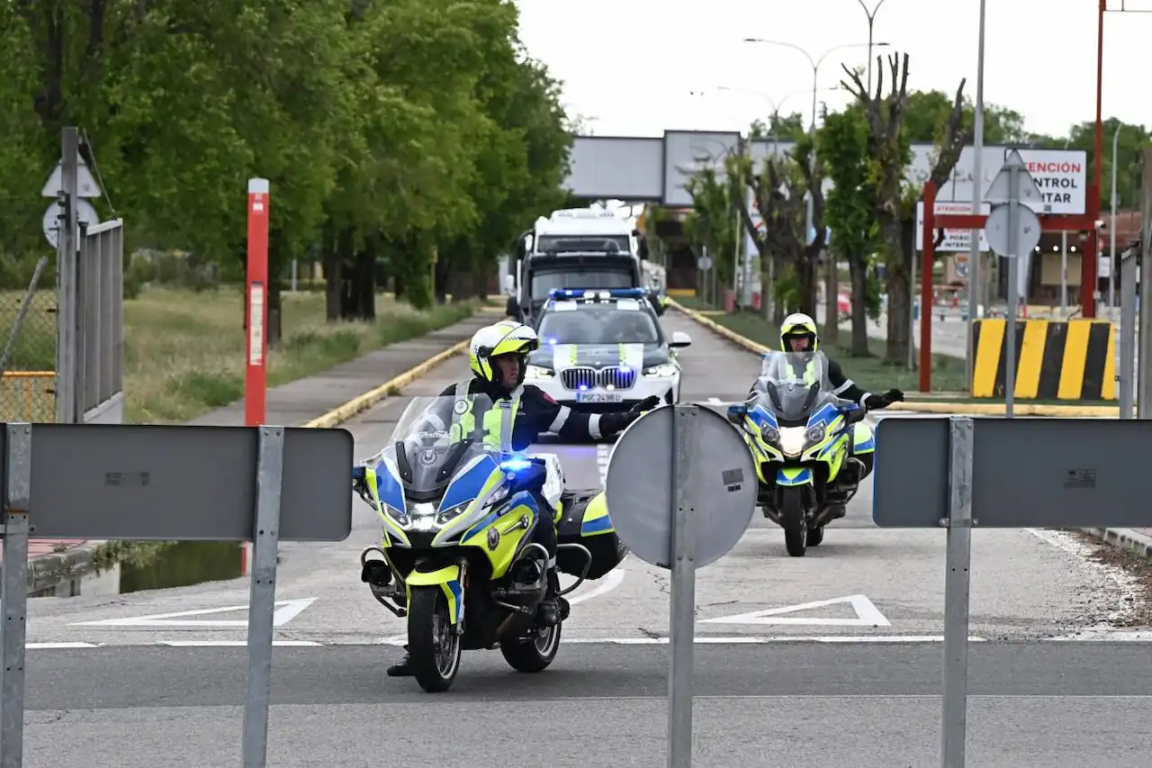 Un autobús transporta a los ciudadanos españoles que se encontraban en el crucero MV Hondius / Foto: EFE-Fernando Villar