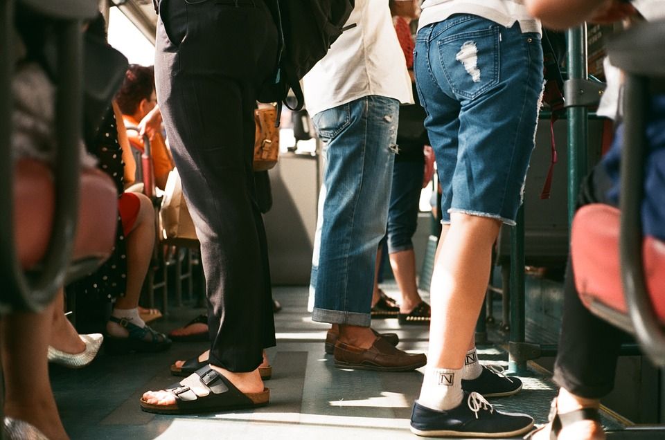 Pasajeros sentados y de pie en un vehículo de transporte público / Foto: Free Photos