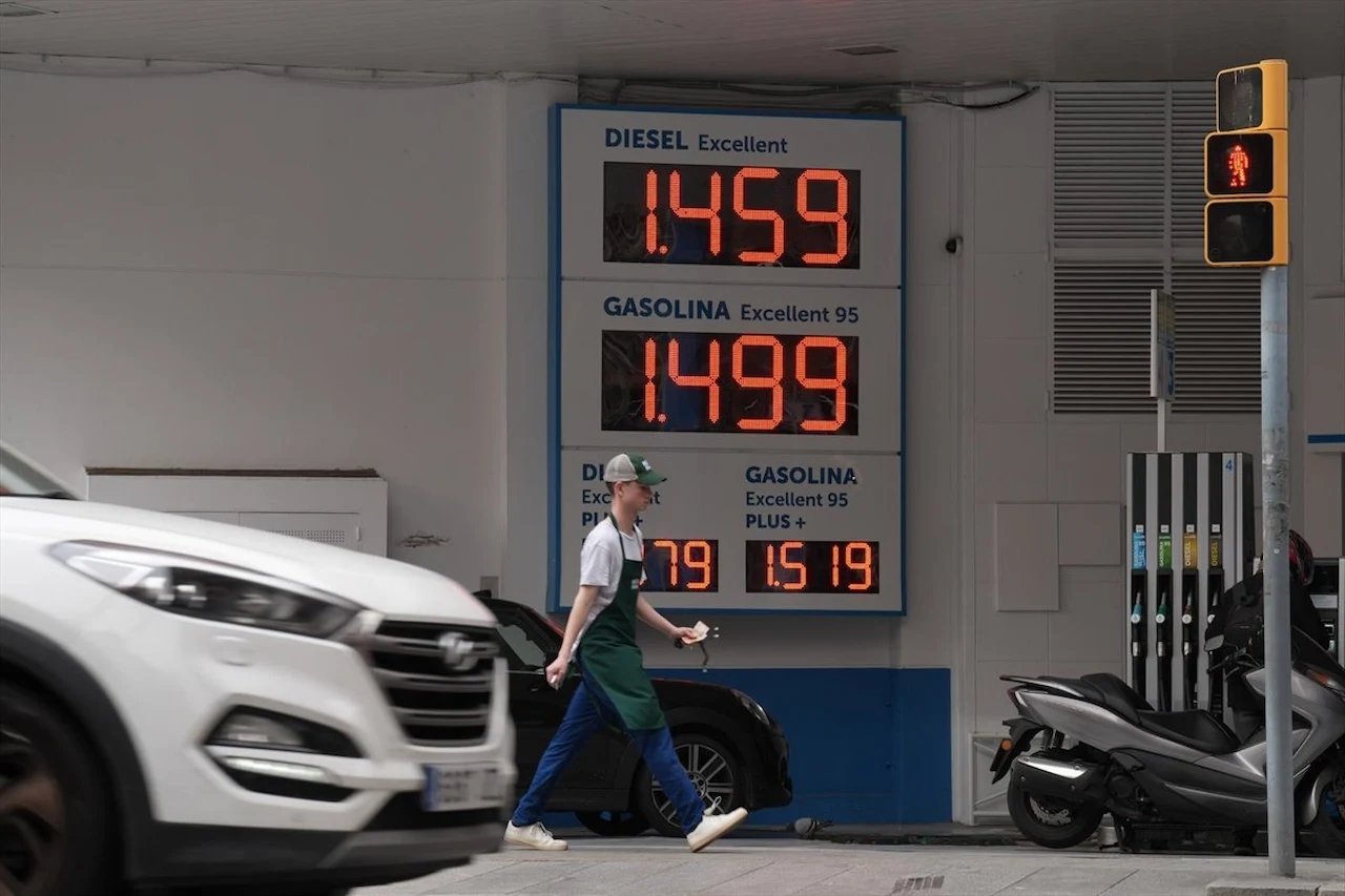 La luz y el gas recuperarán el IVA del 21% desde el 1 de junio. Precios de los carburantes en una gasolinera / Foto: Archivo: EP