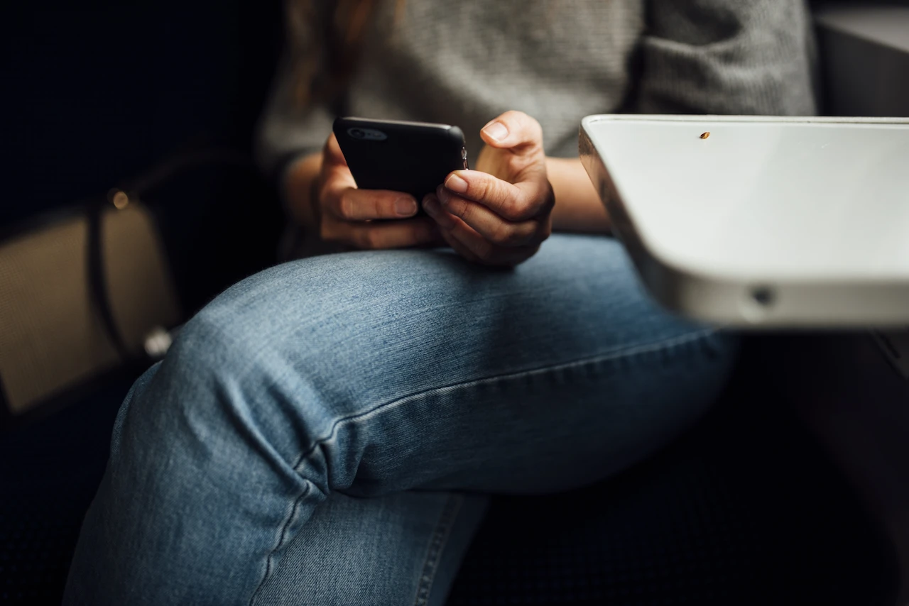 El contacto con desconocidos en redes sociales se asocia con más soledad en adultos / Foto: FP