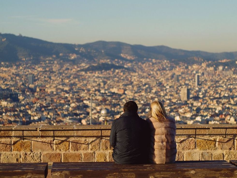 Una pareja contempla la capital catalana desde una de sus colinas / Foto: Tiburi