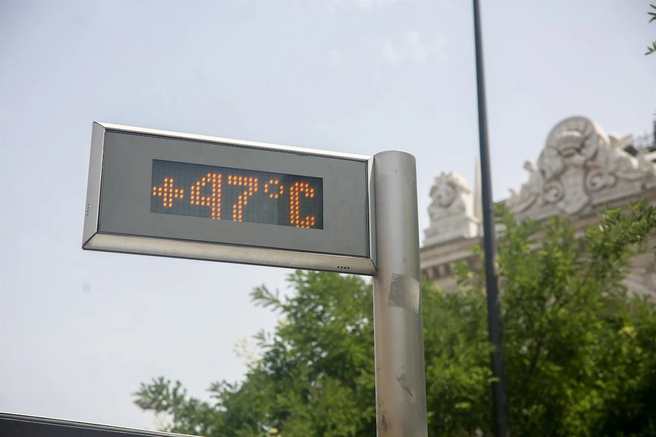 La dimensión sanitaria de la crisis climática. 60.000 muertes por calor. Un termómetro de una parada de bus de la Gran Vía de Madrid / Foto: Ricardo Rubio - EP