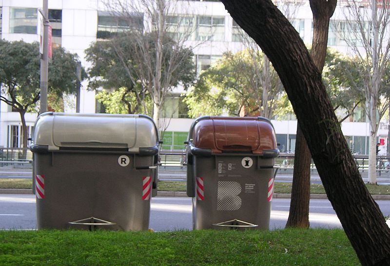 Contenedores en Barcelona, el gris para el rechazo y el marrón para la orgánica / Foto: Wikipedia