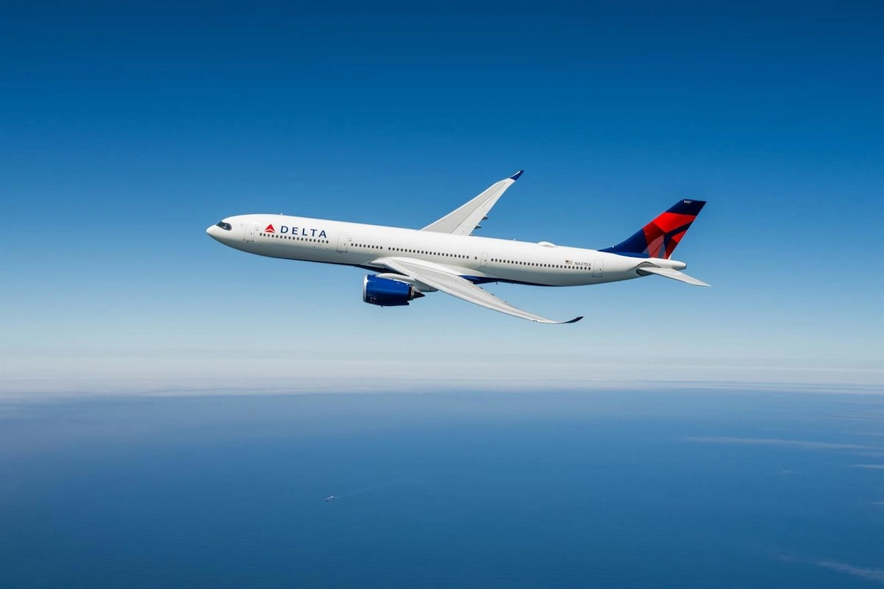 Avión de Delta Airlines durante una operación aérea comercial. Encarecimiento del queroseno / Foto: Archivo - EP