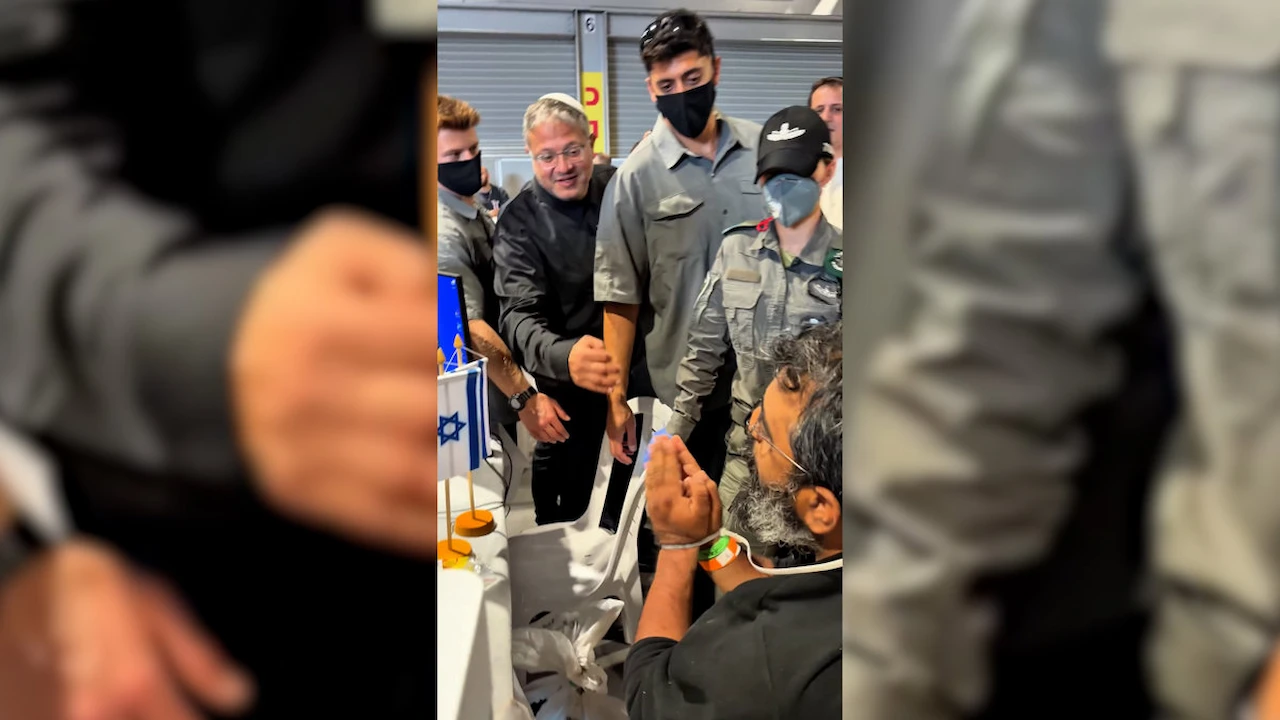 Ben Gvir publica un vídeo reprendiendo a activistas de la flotilla esposados y arrodillados en Ashdod / Imagen: EP