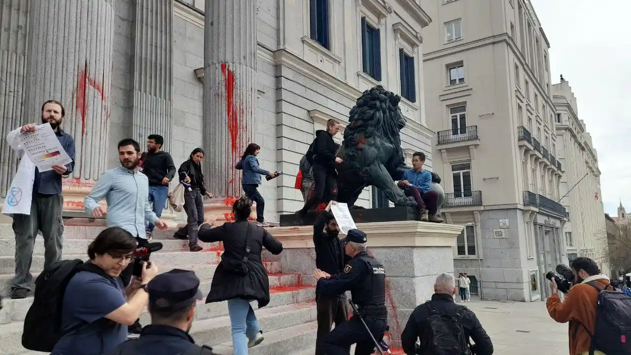 Activistas de Rebelión o Extinción durante la protesta con tinte rojo frente al Congreso de los Diputados en marzo de 2023 / Foto: RC - RE Activistas de Rebelión o Extinción durante la protesta con tinte rojo frente al Congreso de los Diputados en marzo de 2023 / Foto: RC - RE