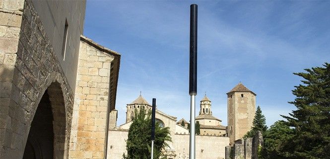 Farolas LED autónomas, alimentadas por energía solar, frente al cenobio / Foto: Josep Cano