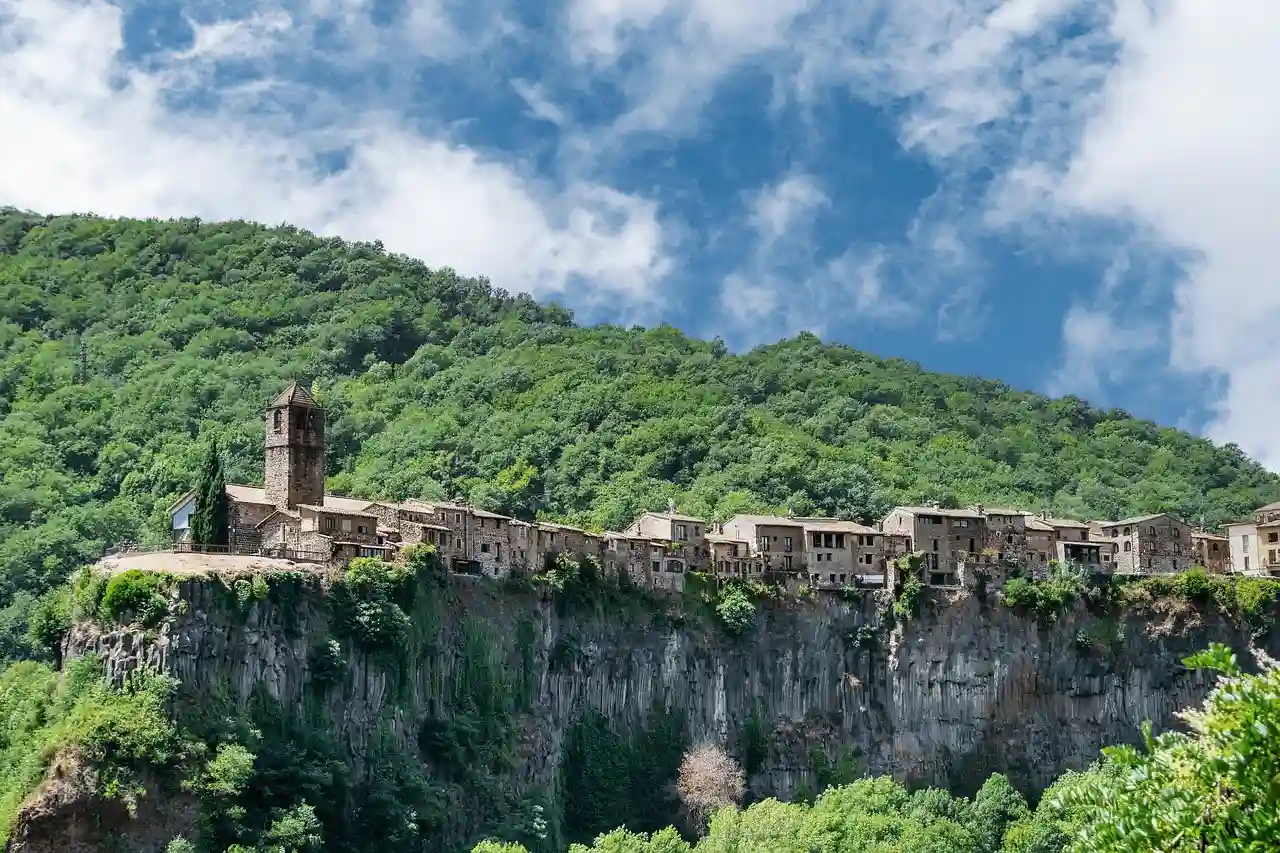 La cinglera basáltica de Castellfollit de la Roca, en la Garrotxa, uno de los enclaves volcánicos más emblemáticos de Cataluña / Foto: PB