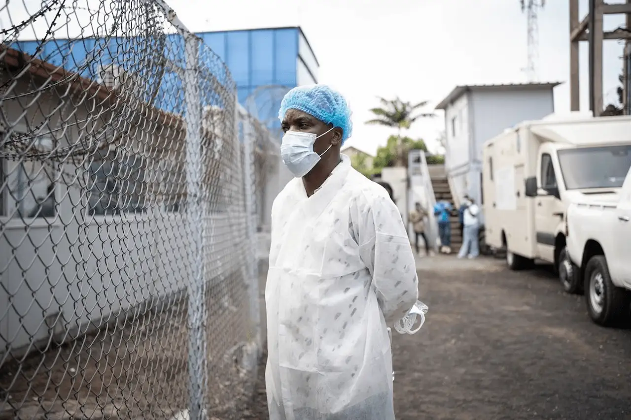 Un trabajador sanitario en un centro de aislamiento para casos sospechosos de ébola en Goma, RDC / Foto: EP