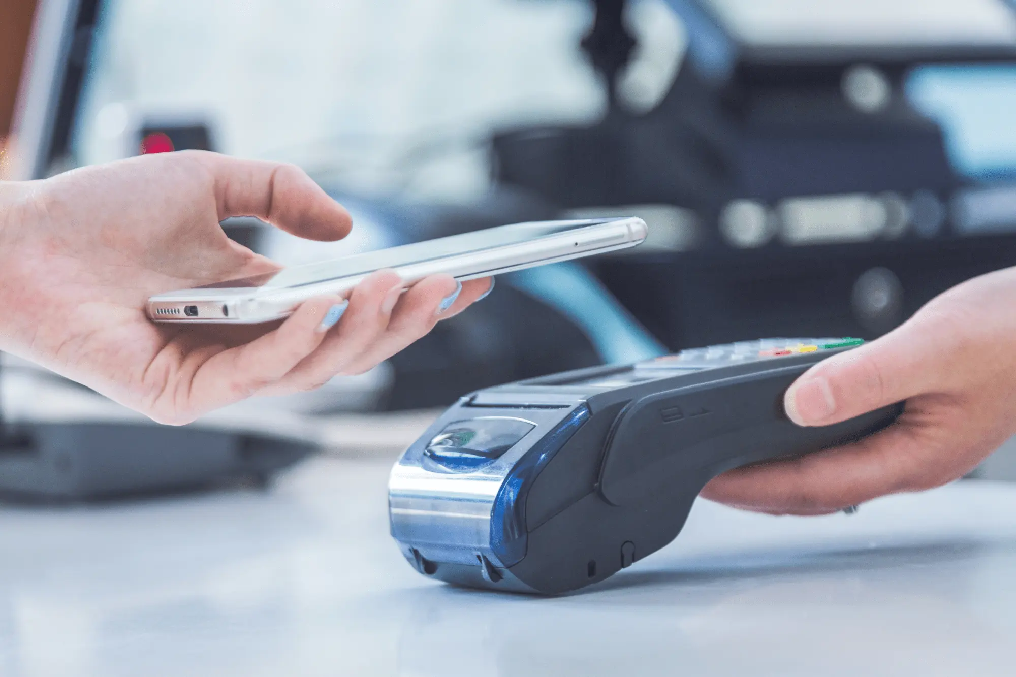 Una persona realiza un pago con el móvil mediante Bizum y tecnología sin contacto en un terminal de cobro / Foto: FP